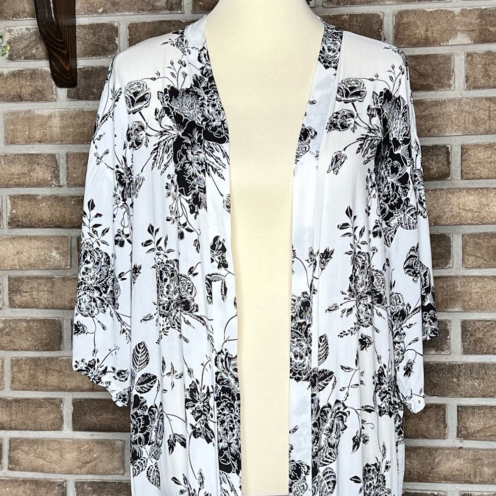 Boutique Kimono. Black & White Floral print. One Size Fits Most